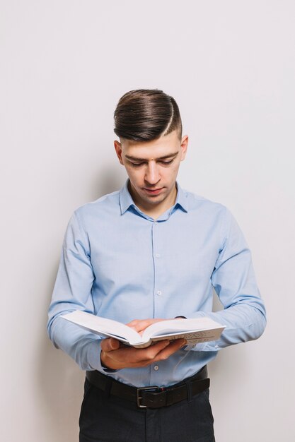 Libro de lectura de hombre joven