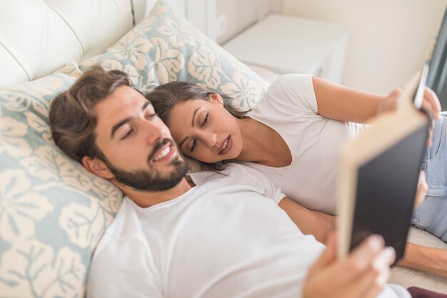 Libro de lectura del hombre a la novia durmiente