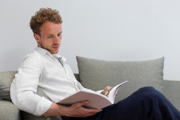 Libro de lectura de hombre de tiro medio