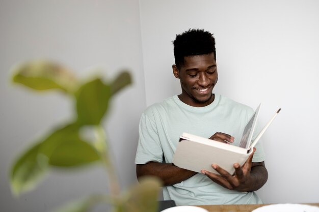 Libro de lectura de hombre de tiro medio