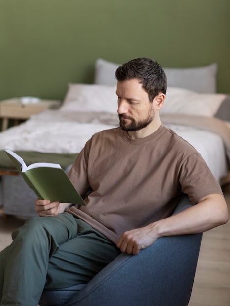 Foto gratuita libro de lectura del hombre