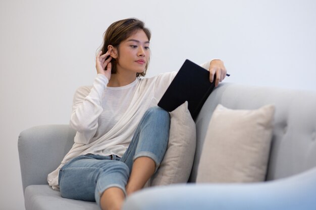 Libro de lectura inspirado de la muchacha asiática