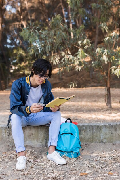 Libro de lectura joven estudiante asiático