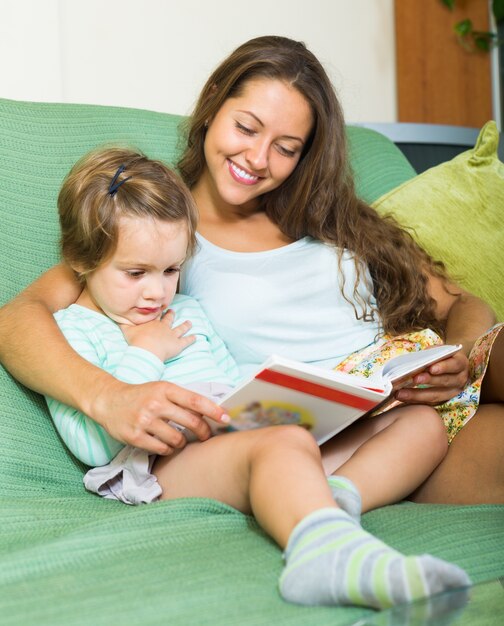 Libro de lectura de madre e hija