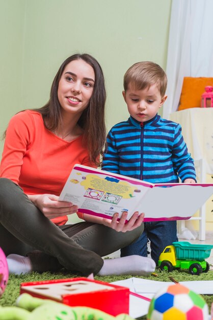 Libro de lectura de la madre con hijo en la habitación de los niños