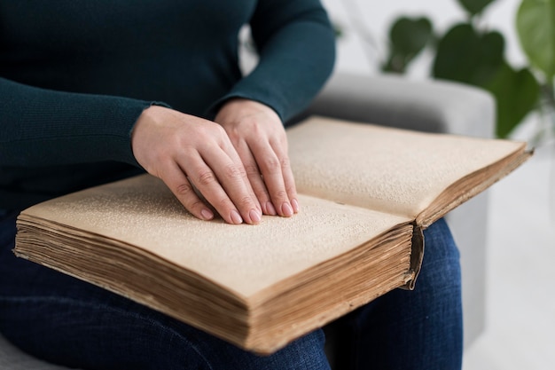 Foto gratuita libro de lectura de manos de primer plano