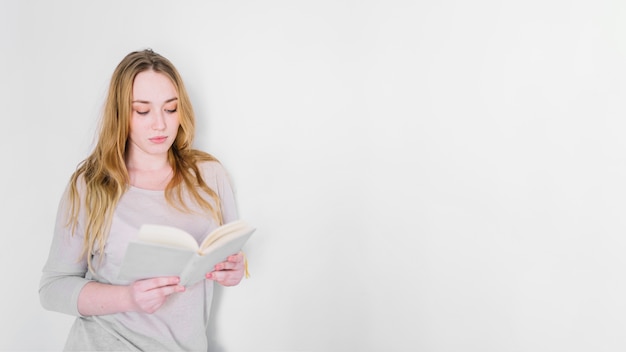 Foto gratuita libro de lectura de mujer bonita