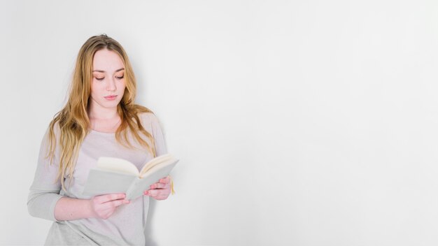 Libro de lectura de mujer bonita