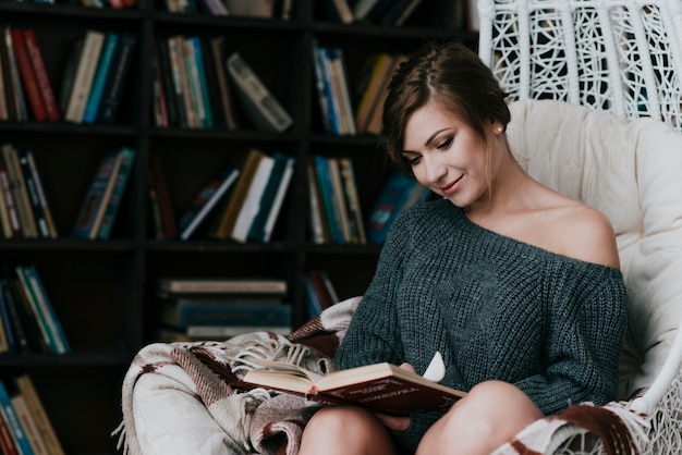 Libro de lectura de mujer cerca de librería