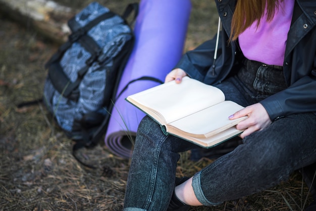 Libro de lectura de la mujer de la cosecha en naturaleza