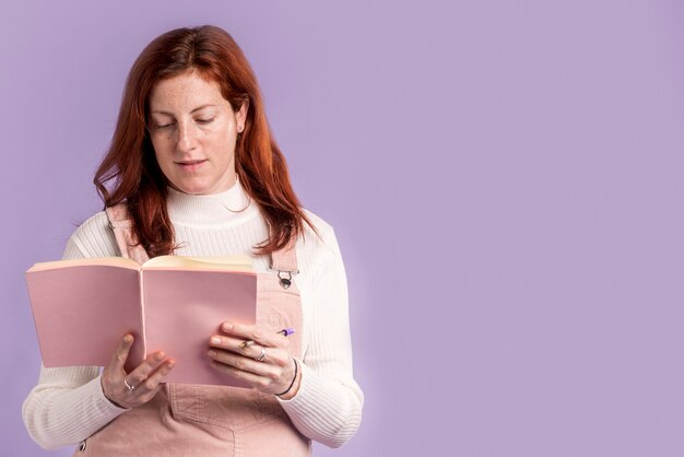 Libro de lectura de mujer embarazada con espacio de copia