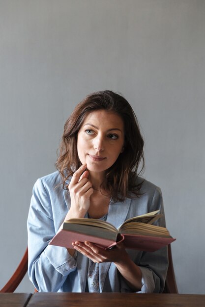 Libro de lectura de mujer de pensamiento.