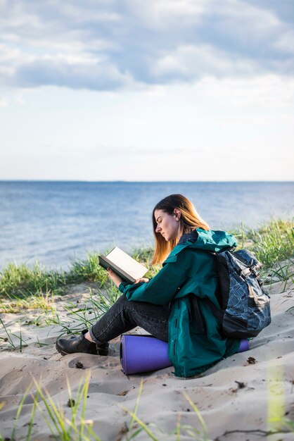 Libro de lectura de mujer en la playa