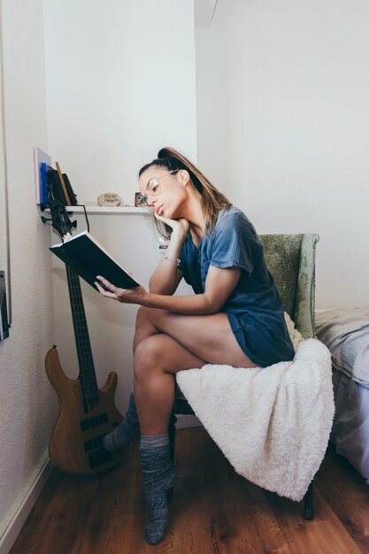 Libro de lectura de mujer en silla