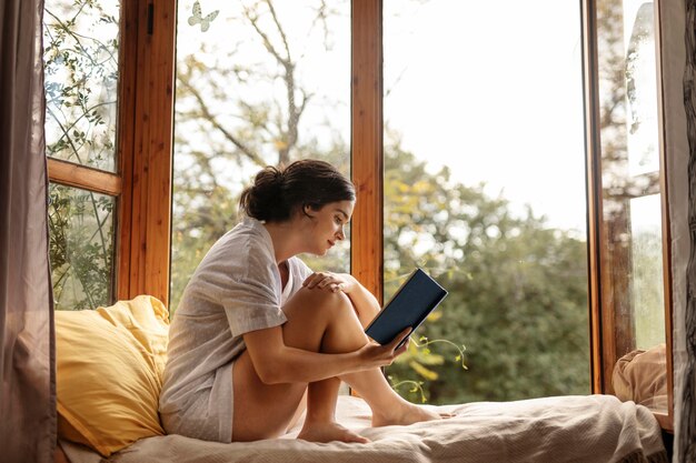 Libro de lectura de mujer de tiro completo