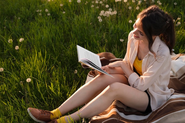 Libro de lectura de mujer de tiro completo