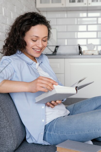 Libro de lectura de mujer de tiro medio