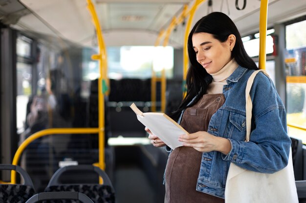 Libro de lectura de mujer de tiro medio