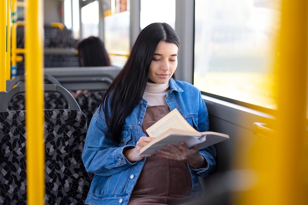 Libro de lectura de mujer de tiro medio