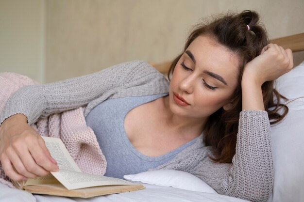 Libro de lectura de mujer de tiro medio