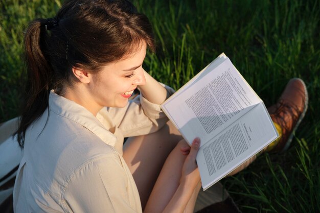 Libro de lectura de mujer de tiro medio