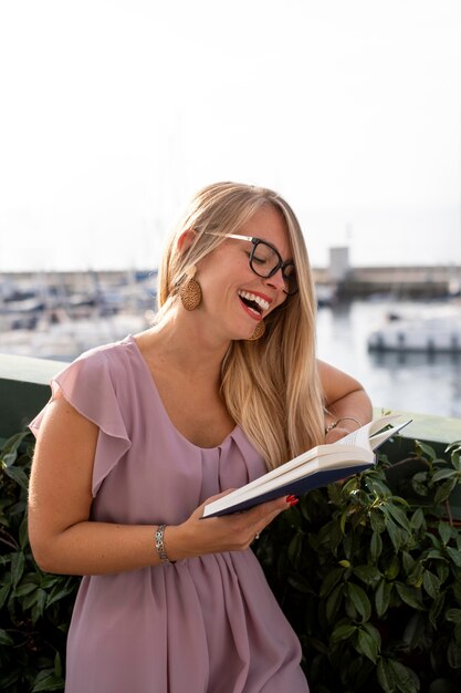 Libro de lectura de mujer de tiro medio