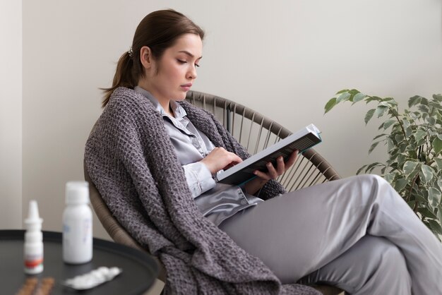 Libro de lectura de mujer de tiro medio