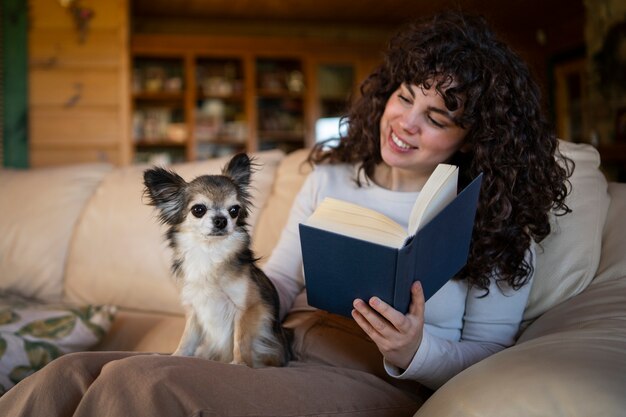 Libro de lectura de mujer de tiro medio