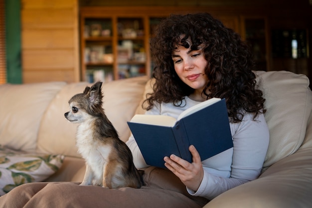 Libro de lectura de mujer de tiro medio