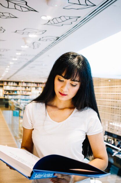 Libro de lectura de mujer