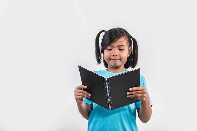 libro de lectura de niña en tiro del estudio