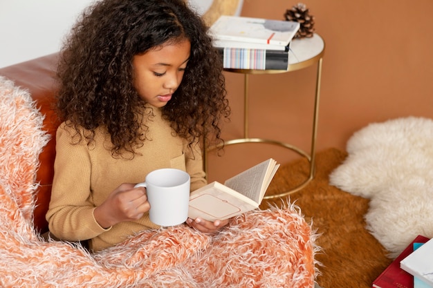 Foto gratuita libro de lectura de niña de tiro medio