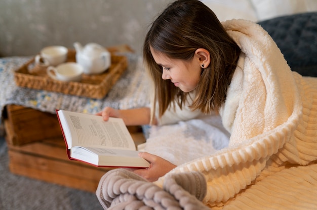 Libro de lectura de niña de tiro medio