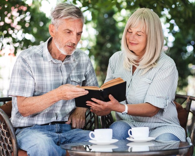 Libro de lectura de pareja de tiro medio