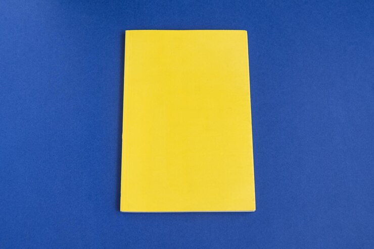Foto gratuito libro de papel físico sobre el fondo de primer plano