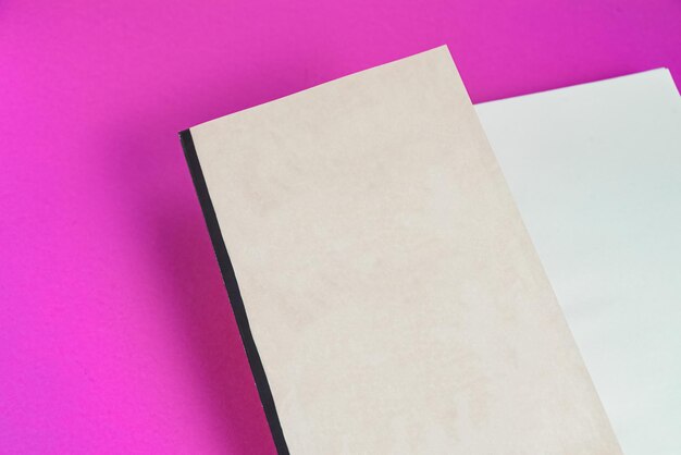 Libro de papel físico sobre primer plano de fondo
