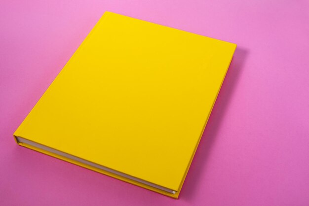 Libro de papel físico sobre primer plano de fondo