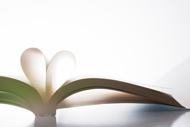 Libro con sus páginas formando un corazón