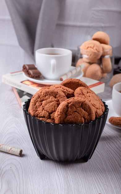 Libro, taza de té y chocolate.