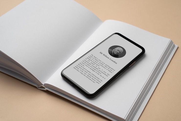 Foto gratuito libro y teléfono inteligente de alto ángulo