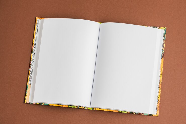 Foto gratuito libro de texto abierto blanco en blanco sobre fondo marrón