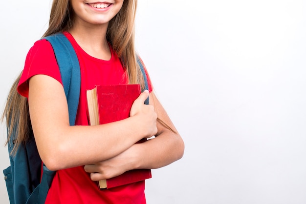 Libro de texto que lleva de la colegiala inteligente