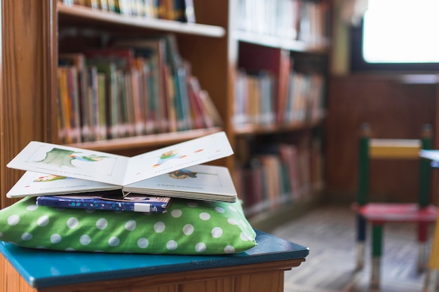 Libros, acostado, almohada, biblioteca