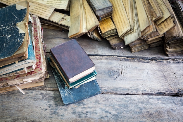 Libros amontonados sobre un suelo de madera