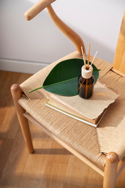 Libros antiguos en ángulo alto de silla de madera