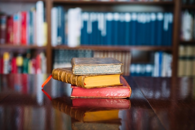 Libros antiguos en la mesa de la biblioteca