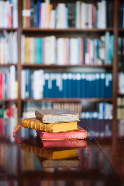 Libros antiguos en la mesa de la biblioteca