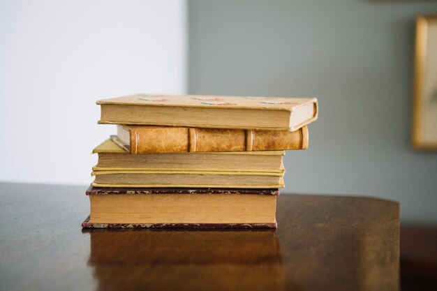 Libros antiguos sobre gabinete de madera