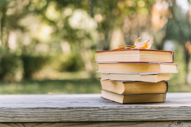 Libros apilados en una mesa