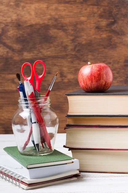 Libros y artículos escolares con fondo de madera.